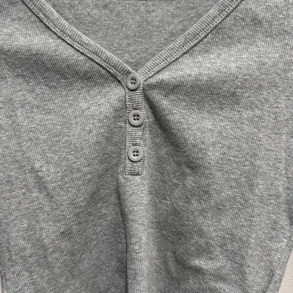 Edikted Light Gray Ribbed V-Neck Long Sleeve Crop Top - Picture 3 of 6